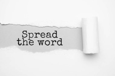 Metin, sözcüğü yırtık kahverengi kağıdın arkasında yayıyor.