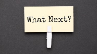 Kağıt üzerinde wihte şarjörlü sıradaki metin. Siyah arkaplanda