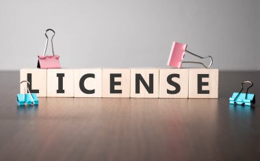 Ahşap küplere yazılı kelime lisansı. İş ve finans kavramı.