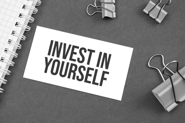 Invest Yourself Word Szó Szürke Háttérrel Gemkapcsokkal Írva Szó — Stock Fotó