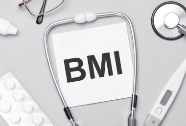 Defterde bmi steteskop, haplar ve gözlükler var..