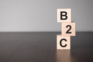 İş kadını ahşap yapı taşlarıyla B2C dedi..