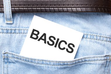 Kotun cebinden çıkan beyaz bir kağıttaki BASICS kelimeleri. İş konsepti.