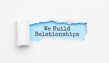 Yırtık sarı kağıdın arkasında görünen İlişkiler Kurduğumuz metin