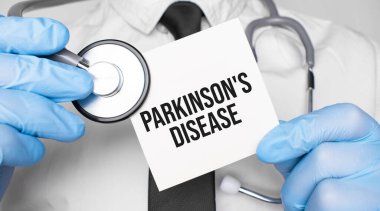 Doktor steteskop ve kâğıt çarşaf ile Parkinson Hastalığı 'nı tutuyor. Tıbbi konsept