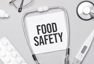 Defterde metnin güvenlik steteskopu, haplar ve bardaklar var..