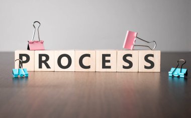 Tahta küplere yazılmış kelime süreci. İş ve finans kavramı.