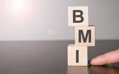 İş kadını ahşap yapı taşlarıyla kelime bmi yaptı.