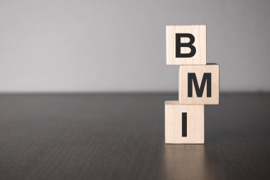 İş kadını ahşap yapı taşlarıyla kelime bmi yaptı.