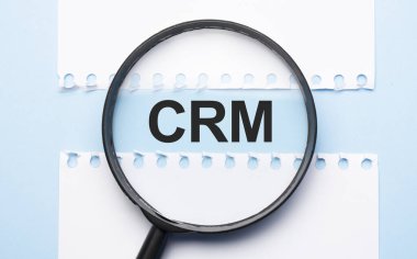 Mavi masadaki iki kağıdın arasında işaret dilimi olan büyüteç hoparlör..