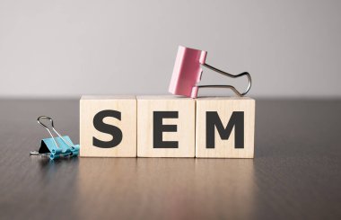 İş kadını ahşap yapı taşlarıyla bir şeyler söyledi..