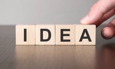 İş fikri konsepti. Tahta küp blokta el ve sahte.