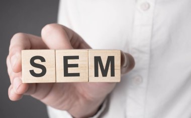 İş adamı el ele tutuşmuş, ahşap küp ve sem metin. Mali, pazarlama ve iş kavramları