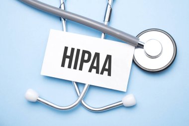 Stetoskop, tıbbi masanın üzerinde hipaa metni olan kağıt..
