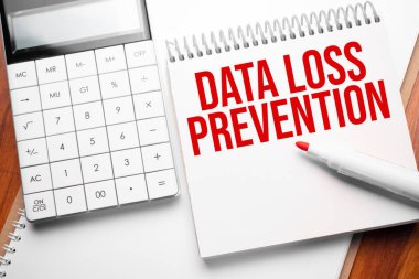 Hesap makinesi ve kırmızı işaretli tahta arkaplan üzerinde metin Data Loss Prevention ile not et
