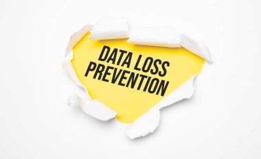 Beyaz yırtık kağıdın üst görünümü ve sarı arkaplanda Veri Kaybını Önleme.