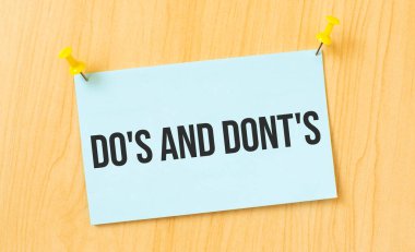 Do 'nun ve Dont' un tabelası ahşap duvara yapıştırılmış yapışkan bir nota