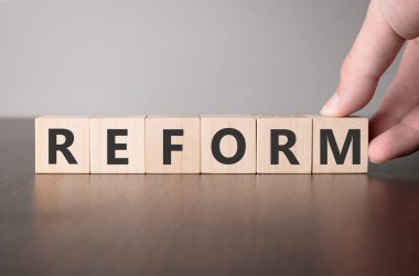 Kelime reformuyla ahşap küpü elle çevir. Hayat sigortası ve sağlık konseptine yatırım