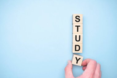 Tahta küplerin ortaya çıktığı kelime çalışması. Eğitim kavramı