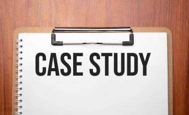 örnek çalışma metni beyaz kağıt üzerinde ahşap masa üzerinde