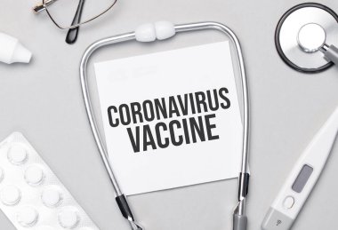 Defterde Coronavirus Aşısı steteskop, haplar ve gözlükler var..