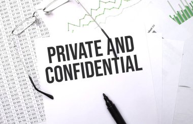 Özel ve Gizli. Çizelge, kağıt, kalem ve gözlüklü kavramsal arkaplan