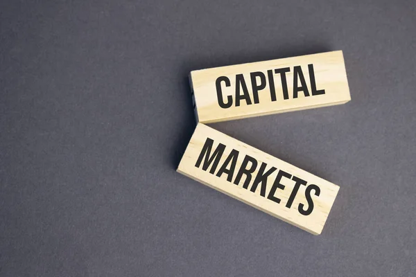 Kapitalmarknader Ord Träklossar Gul Bakgrund Affärsetik — Stockfoto