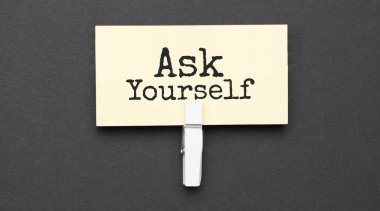 Kağıt üzerinde Wihte şarjörüyle kendinize sorun. Siyah arkaplanda