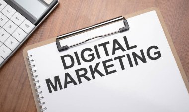 Klipsli, kalemli ve hesap makineli tahta arka planda metin dijital pazarlama ile not