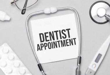 Not defterinde dişçi randevusu steteskop, hap ve gözlük var..