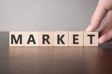 Kelime piyasası ile ahşap küpü elle çevirin. Hayat sigortası ve sağlık konseptine yatırım