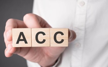 İşadamı ahşap küpü acc metin ile tutuyor. Mali, pazarlama ve iş kavramları