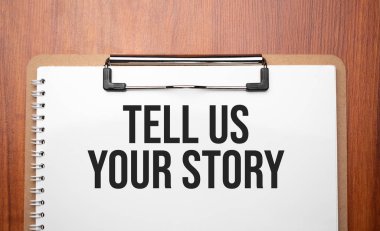 Tahta masadaki beyaz kağıt üzerinde bize hikayeni anlat.