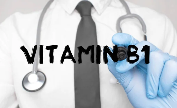 Concepto Medicina Doctor Escribe Palabra Vitamina Imagen Una Mano Sosteniendo —  Fotos de Stock