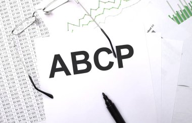 Apandisit. Çizelge, kağıt, kalem ve gözlüklü kavramsal arkaplan
