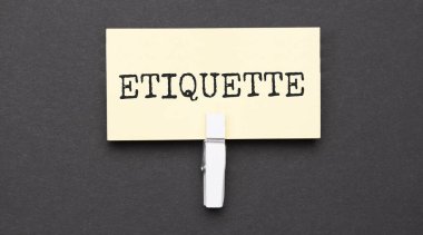 ETIQUETTE metin üzerinde wihte şarjör ile kağıt. Siyah arkaplanda