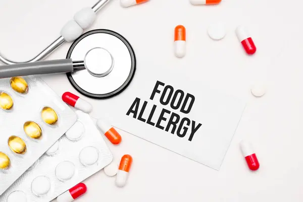 Estetoscopio Pastillas Cuaderno Con Alergia Alimentaria Palabra Escritorio Médico — Foto de Stock