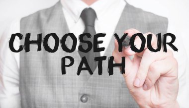 İş adamı kelime yazıyor. PATH 'inizi işaretleyici, iş konseptiyle seçin.