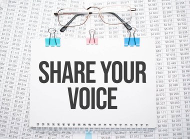 Kağıda yazılmış ses metnini kalem ve gözlüklerle paylaş