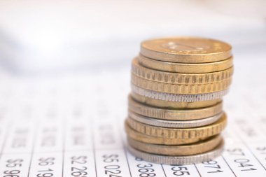 Belgelerin üzerinde numaralar olan bozuk para yığınları