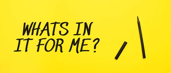 Sarı arka planda siyah kalemle benim için ne imzalarsa. Metnin için kopyalama alanı hazır.