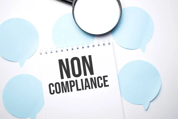 Beyaz not defteri ve mavi konuşma baloncukları. SMS NON BİRLİĞİ. İş konsepti