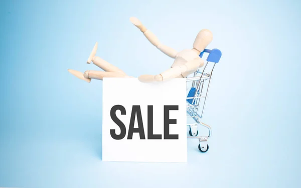 Wooden Doll Shopping White Paper Sale Sign Business Concept — ストック写真