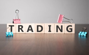 Tahta küplere yazılmış kelime ticareti. İş ve finans kavramı.