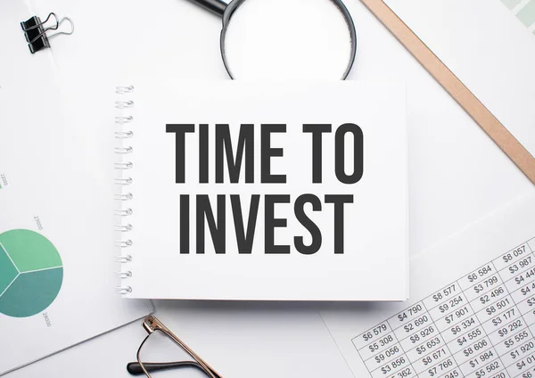 Bloco Notas Para Escrever Texto Tempo Para Investir Lupa Gráficos — Fotografia de Stock
