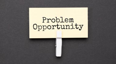 Problem Opportunity metni kağıt üzerinde wihte şarjörü ile. Siyah arkaplanda