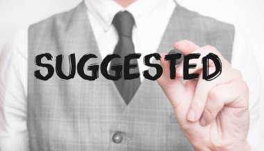 İşadamı keçeli kalem ve iş konseptiyle önerilen kelimeleri yazıyor