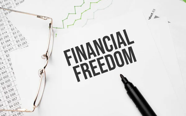 Liberdade Financeira Conceptual Fundo Com Gráfico Papéis Caneta Óculos — Fotografia de Stock