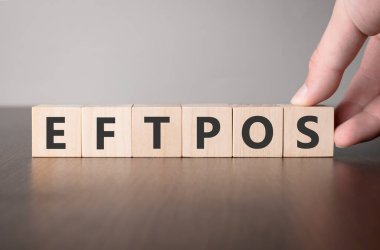 Kelime eftpos ile el sallayan tahta küp. Hayat sigortası ve sağlık konseptine yatırım