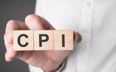 İşadamı elinde ahşap küple mali müşavir metni tutuyor. Mali, pazarlama ve iş kavramları